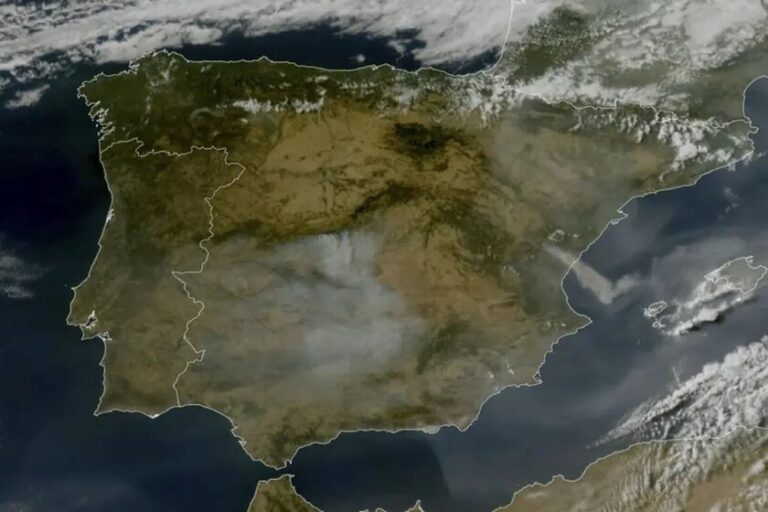 El humo de los incendios del centro peninsular está cruzando media España: los satélites ya lo ven sobre Andalucía y Extremadura
