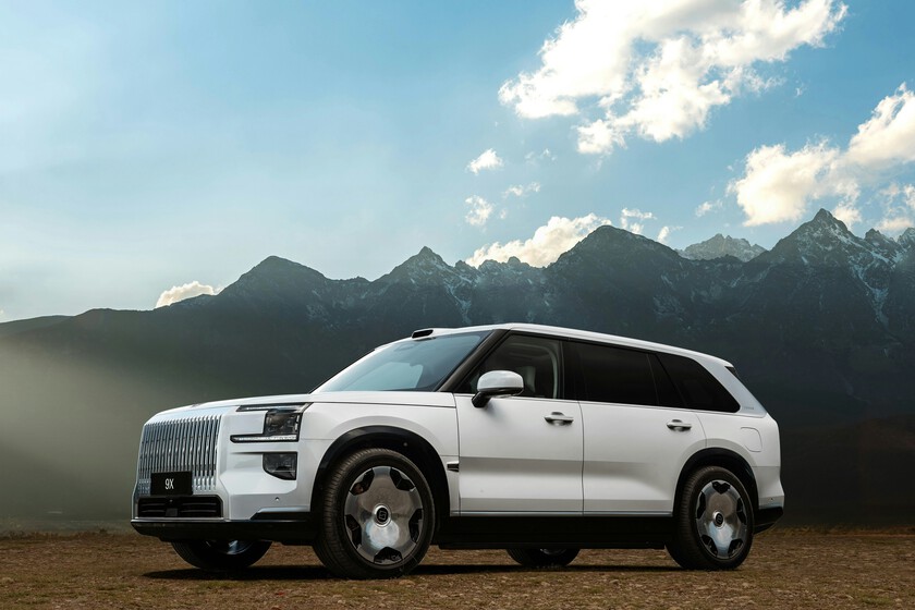 Un conductor chino se compró un espectacular SUV eléctrico para viajar a Europa. Todo era perfecto hasta que llegó a la frontera