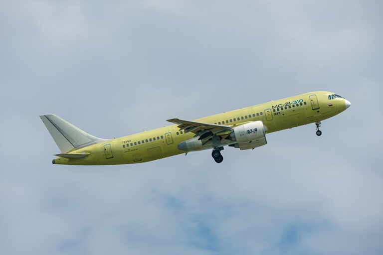 Rusia tenía un problema llamado Boeing y Airbus. Su avión nacional acaba de dar el paso que llevaba años esperando