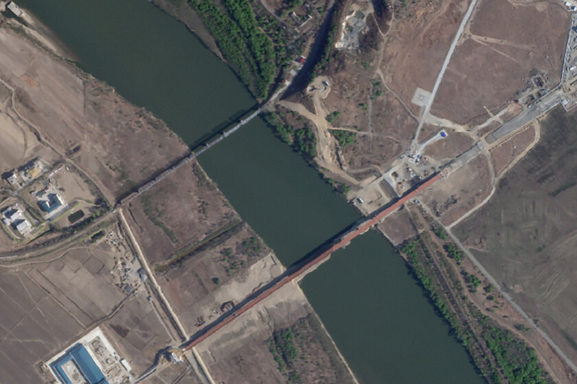 Una discreta construcción ha aparecido en uno de los rincones más remotos del planeta. Y lo más intrigante es que une a Rusia con Corea del Norte