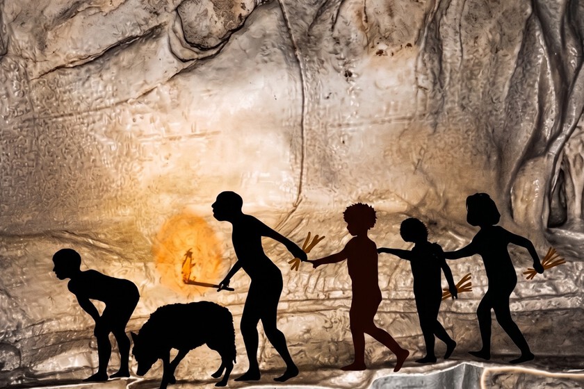 Hace 14.400 años, cinco personas y un perro cruzaron una cueva a oscuras. No usaron antorchas: se alumbraron con ramitas de pino