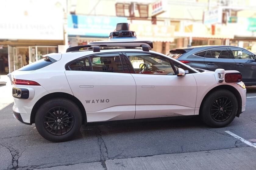 Waymo tiene a miles de coches autónomos circulando por Estados Unidos. Y también miles de dólares en multas de aparcamiento