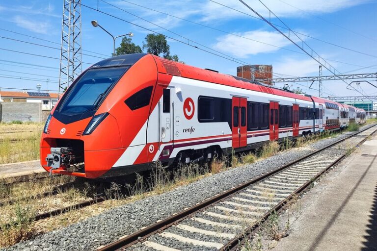Los nuevos megatrenes de Madrid pasan por el taller a los 10 días de su estreno pero Renfe se defiende: "Están en una fase de rodaje"
