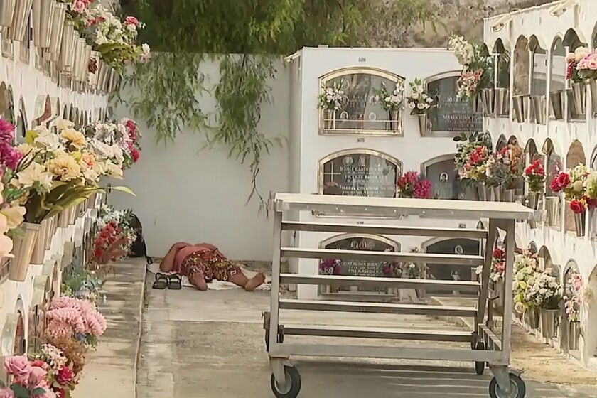 En Ibiza hay gente que no puede pagarse casa, así que han decidido lo siguiente: dormir al raso en el cementerio