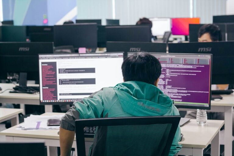 La IA había prometido revolucionar la forma de trabajar. Un estudio revela que sus usuarios más fieles han acabado decepcionados