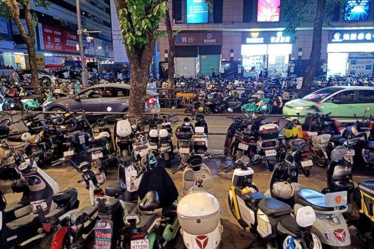 No son coches eléctricos ni los drones de tráfico: lo que domina las calles de Shenzhen es una plaga de motos
