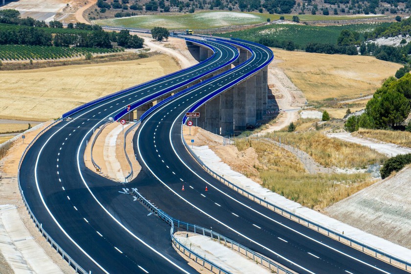 En los años 90, alguien ideó una carretera para cruzar todo Castilla y León. 30 años después, la A-11 sigue siendo una promesa