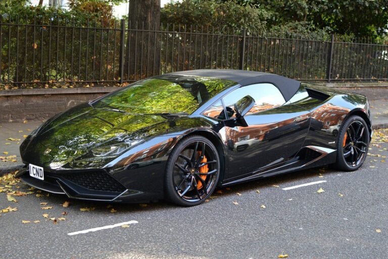 Londres tiene un problema con los Ferrari y Lamborghini extranjeros que aparcan donde les da la gana: el 99% de las multas no se pagan