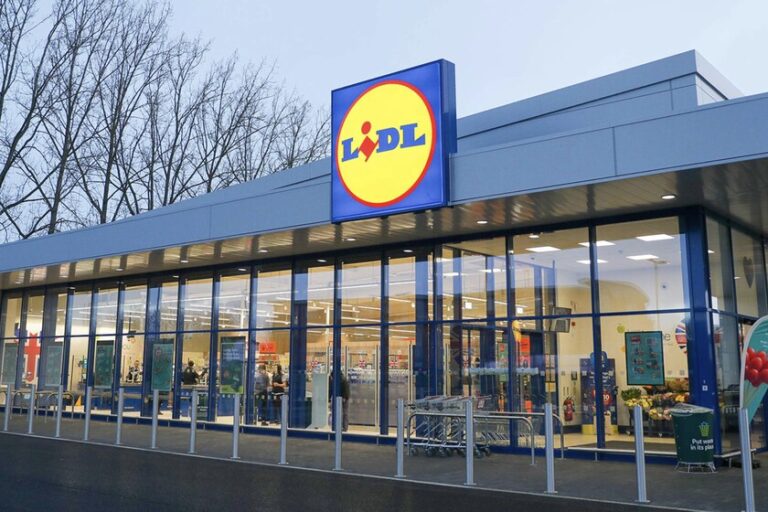Lidl está agotando esta solución para tener hasta seis enchufes extra en patios y terrazas por 9,99 euros