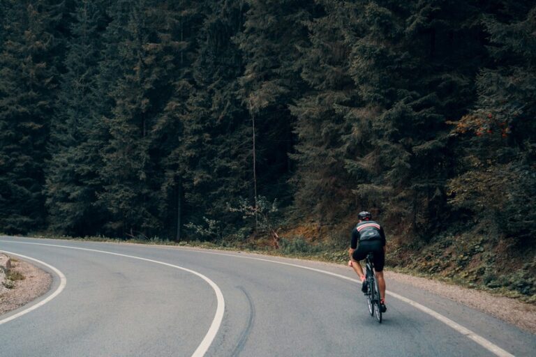 El Gobierno lo ha confirmado: tendrás que reducir la velocidad 20 km/h para adelantar un ciclista. Como mínimo