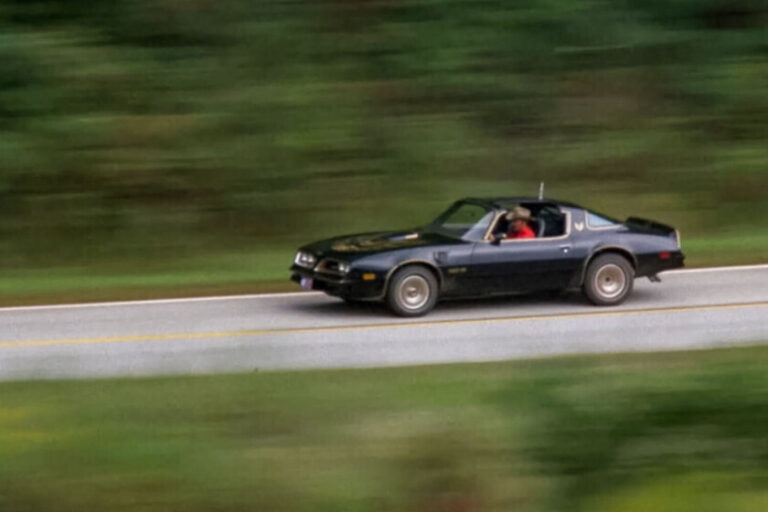 Cada año, Burt Reynolds recibía un Pontiac Trans Am nuevo totalmente gratis, hasta que un nuevo CEO cogió el teléfono