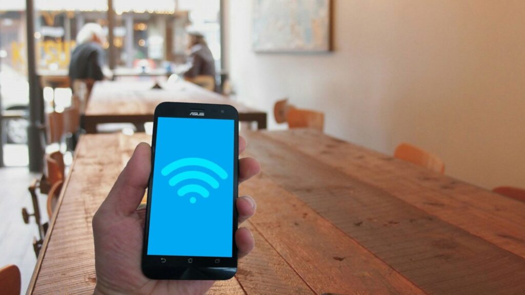 ¿Debo usar algo más que una VPN para estar protegido en un Wi-Fi público?
